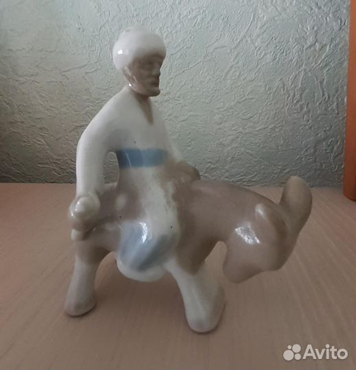 Статуэтка фарфор