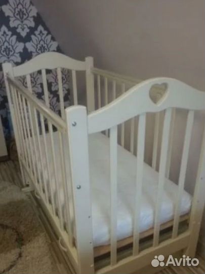 Детская кроватка с маятником