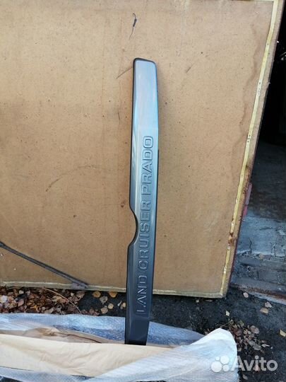 Накладка на заднюю дверь тойота лендкрузер прадо 1