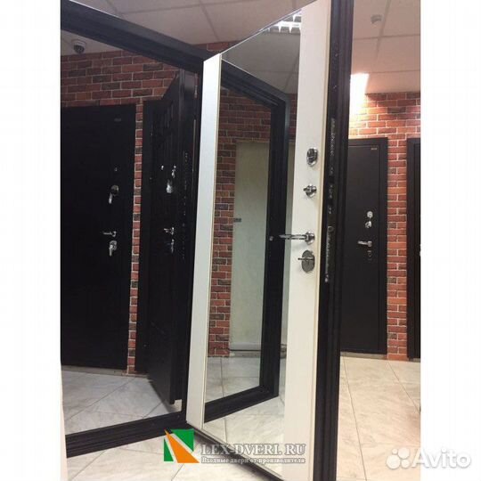 Дверь входная с зеркалом новая со склада