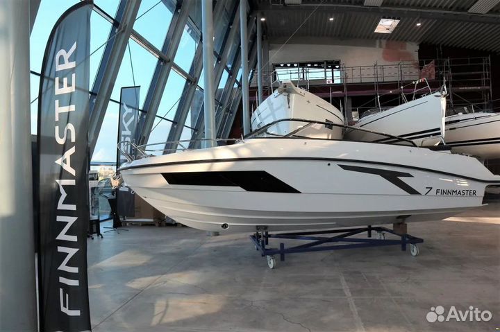 Финский катер Finnmaster T7 с носовой каютой