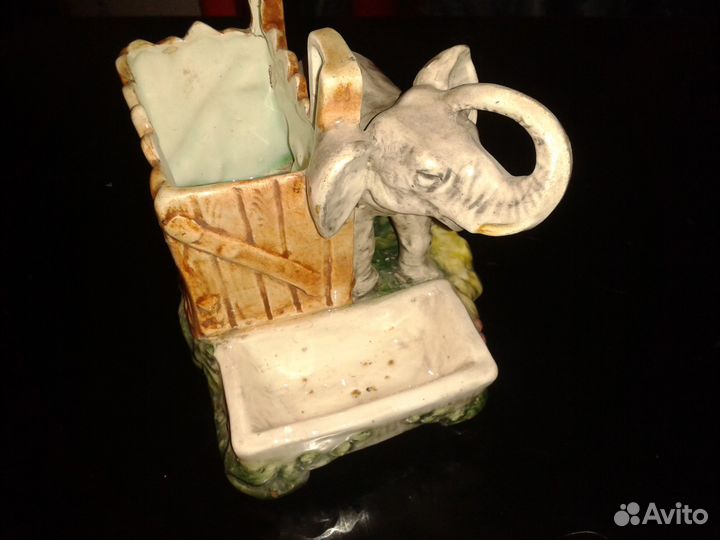 Фарфоровая статуэтка слон у забора ручная работа