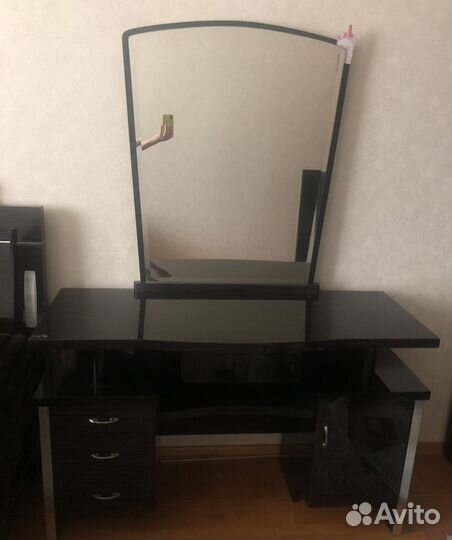 Кровать,шкаф-купе и тумба с зеркалом.Б/у