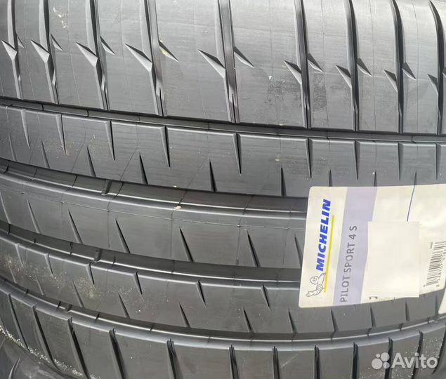 Michelin Pilot Sport 4 S 275/40 R19 и 245/45 R19