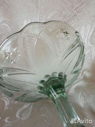 Большая ваза. фруктовница.на ножке.цветное стекло