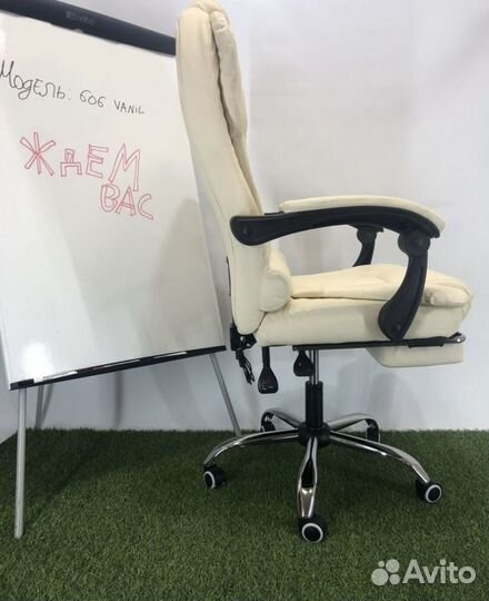 Офисное кресло руководителя с подножкой