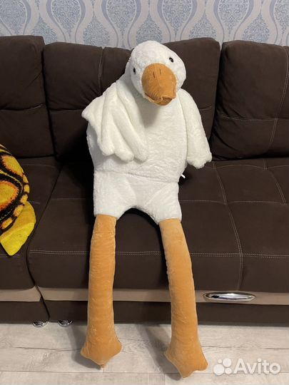Большой плюшевый гусь