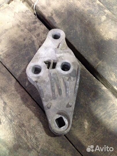 Кронштейн крепления двигателя на Ауди А8 Д3