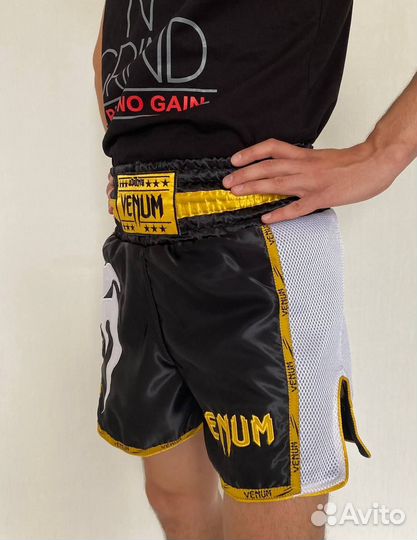 Тайские шорты Venum черный-белый-золотой