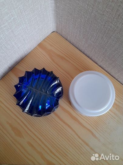 Пепельницы синего и белого цвета