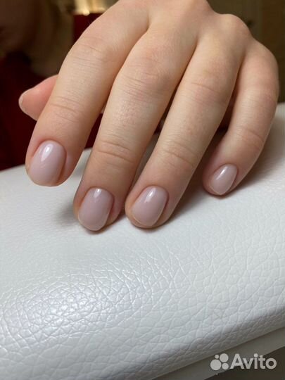 Маникюр и педикюр в салоне