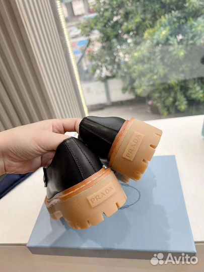 Женские лоферы Prada