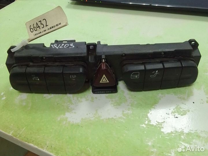 Кнопка аварийной сигнализации Mercedes-Benz C-Clas