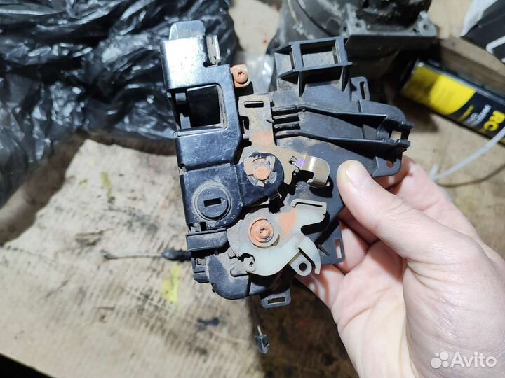 Замок двери задний правый шкода октавия тур 1U