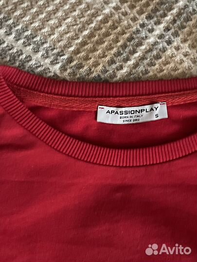 Свитшот красный с принтом на спине