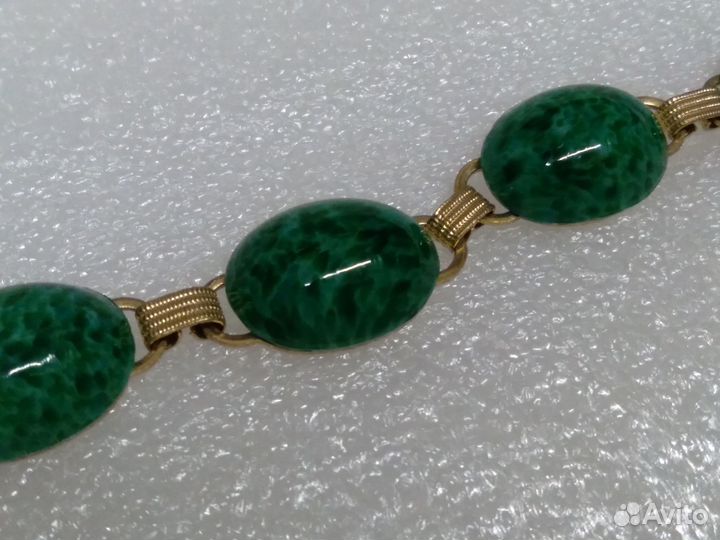 Браслет с зелеными камнями яркий аксессуар