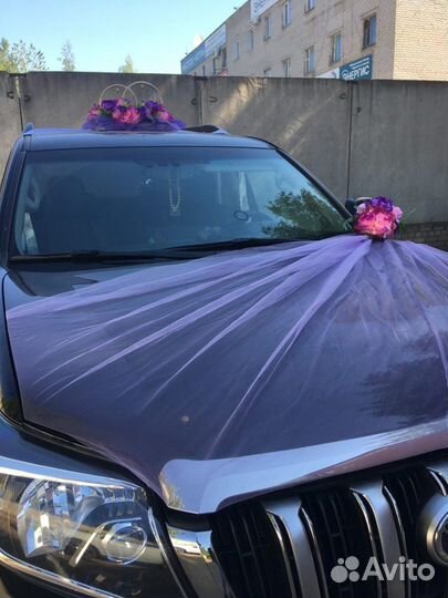 Свадебные украшения на машину в сиреневом цвете