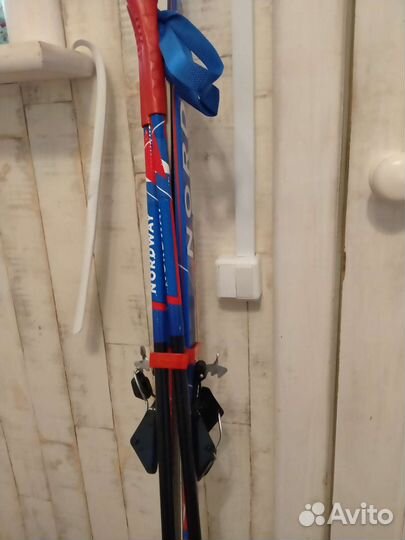 Лыжные ботинки и лыжи с палками