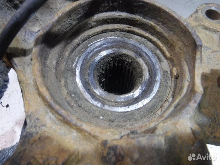 Кулак передний левый Toyota Avensis I