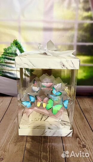 Светящиеся бабочки в коробке