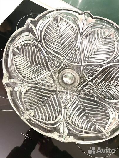 Ваза для фруктов на ножке