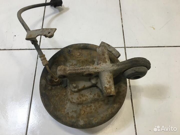 Кулак поворотный задний правый Dodge Neon 2