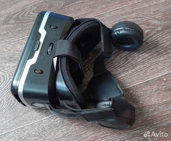 Очки виртуальной реальности с наушниками и пультом