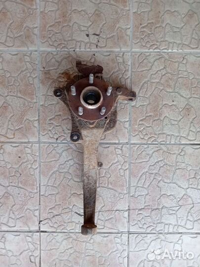 Кулак поворотный правый на додж статус 2003г