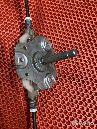 Стеклоподьемник задн лев ручной Mitsubishi Carisma