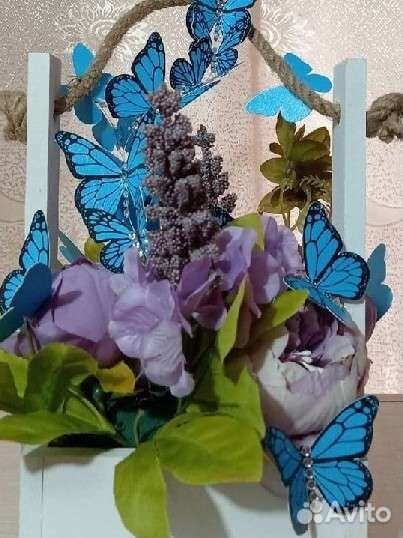 Композиция из пионов и бабочек