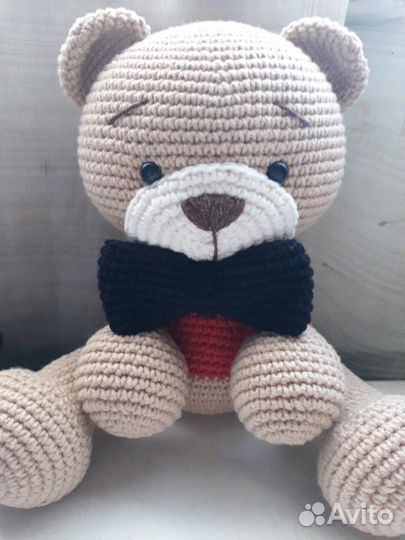 Вязаный мишка с бантиком