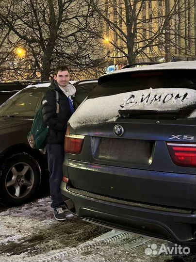 Молодой человек на 8 марта