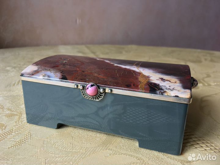 Шкатулка из нефритового змеевика и яшмы