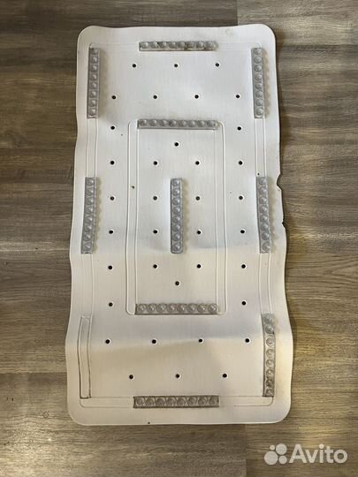 Противоскользящий коврик в ванну