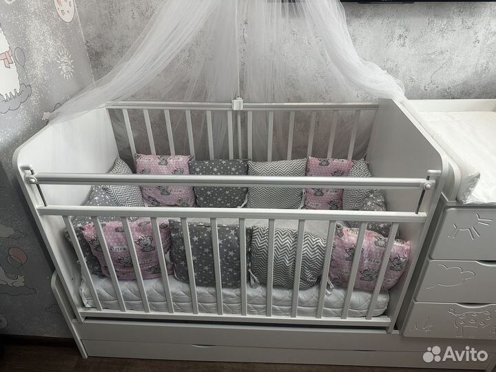 Детская кроватка с маятником и пеленальным комодом