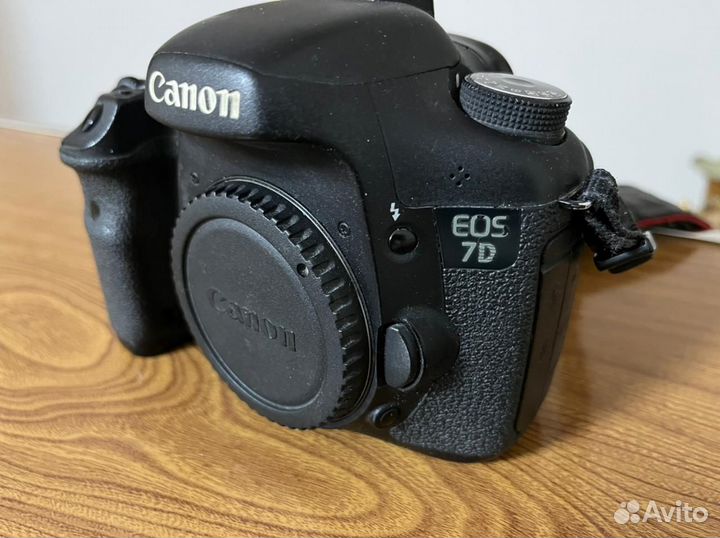 Зеркальный фотоаппарат Canon