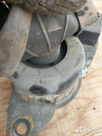 Подушка крепления двигателя передняя левая Nissan