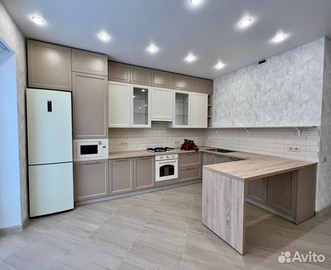 Кухня на заказ с доводчиками в Омске