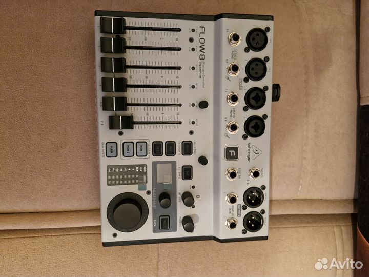 Behringer flow 8 Микшерный пульт