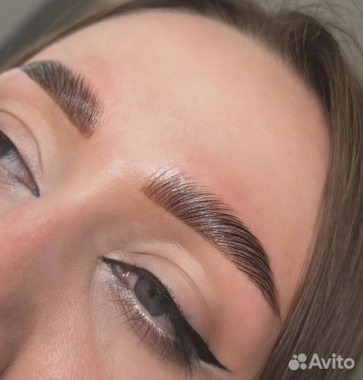 Визажист бровист