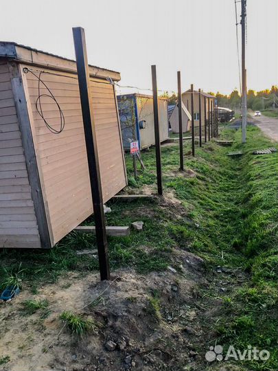 Забор на винтовых сваях, заборные сваи, забор