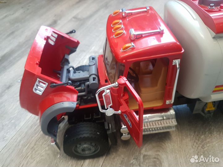 Bruder бензовоз