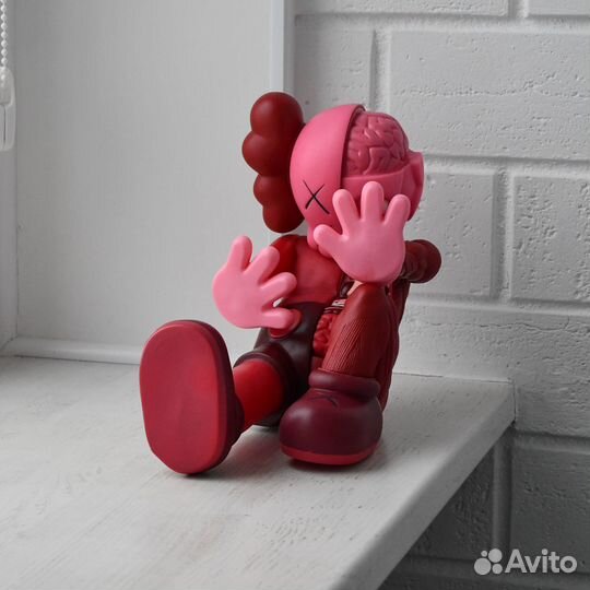 Kaws игрушка красный сидячий