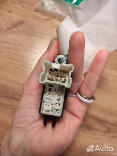 Кнопка стеклоподъемника 25411А610