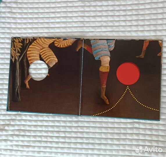 Детская книга 10 картин и красный мяч