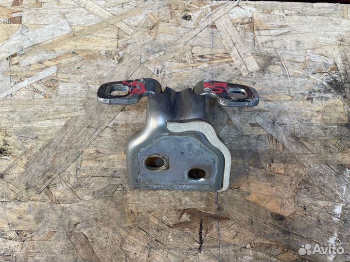 Петля двери передняя левая Renault Sandero Stepway