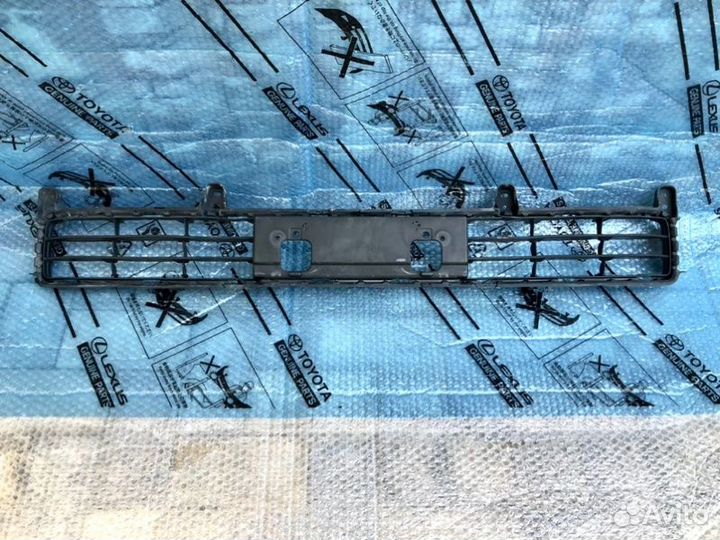 Решетка в бампер передняя Toyota Lc 200 2012-2015