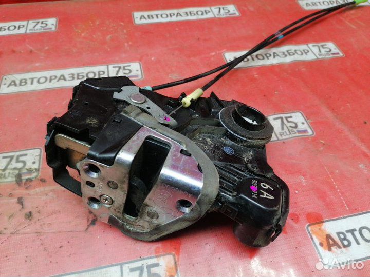 Замок двери передний правый Toyota Corolla Fielder