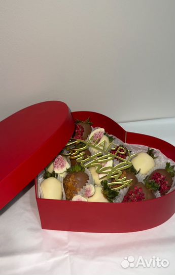 Клубника, банан, финики в шоколаде