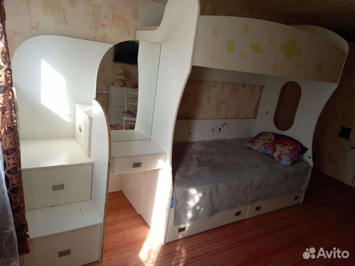 Кровать двухьярусная